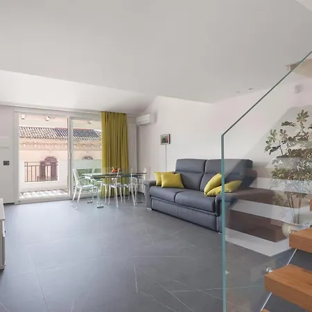Archimedes Luxury With Terrace Daire